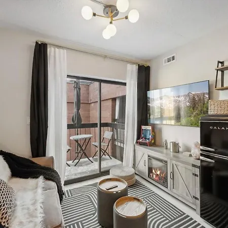 Ski-In/Out Mountain Bunker: Luxury Studio Sleeps 6